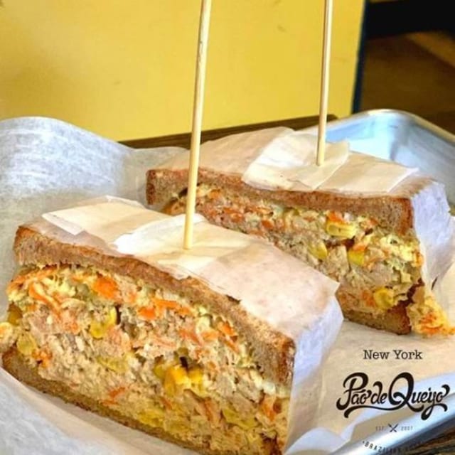 Integral De Frango (Chicken Sandwich).